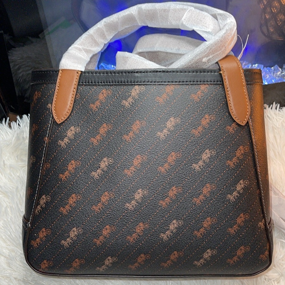 🤎Tote 27 With Horse And Carriage Dot Print - Picture 3 of 12
